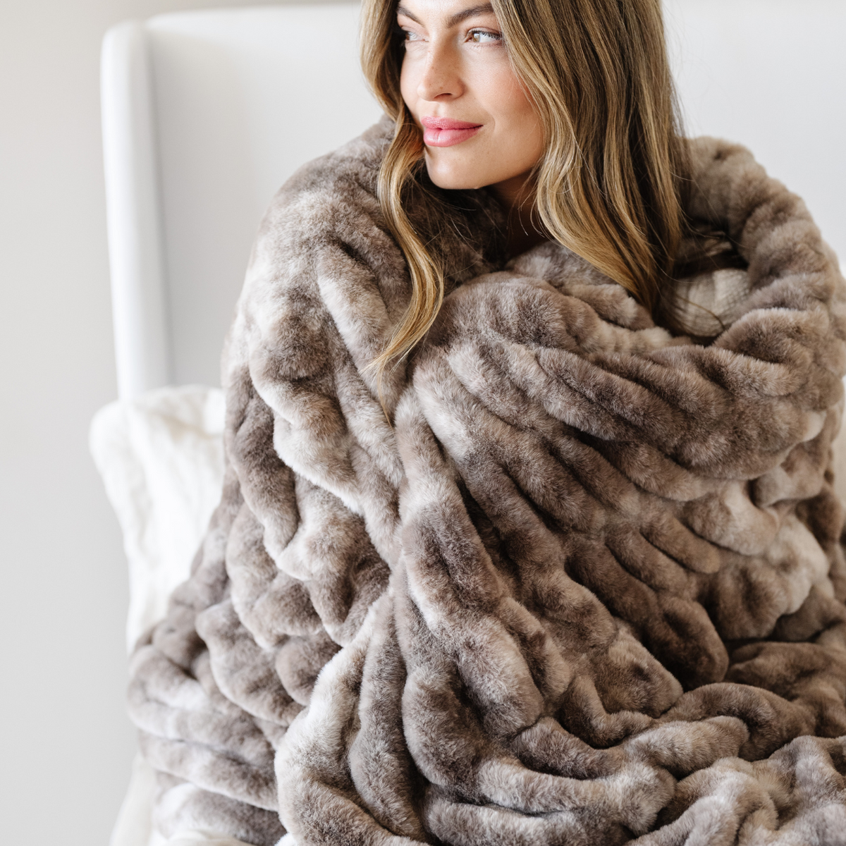 Double Ruched Faux Fur Throw Blankets by Saranoni, product image 15