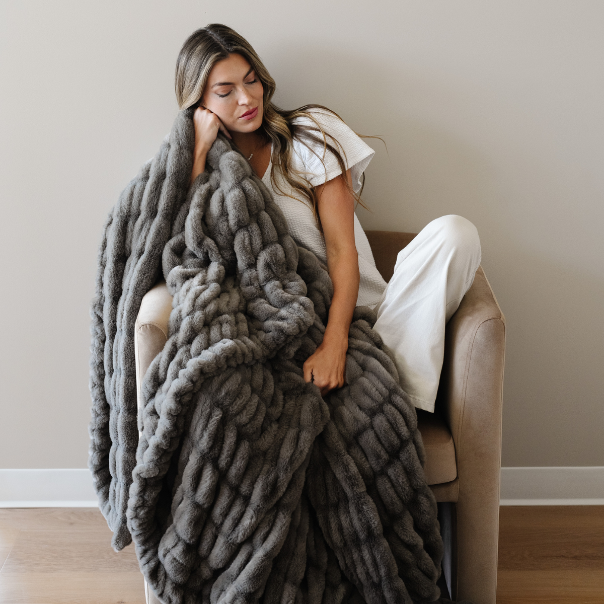 Double Ruched Faux Fur XL Throw Blankets by Saranoni, product image 24