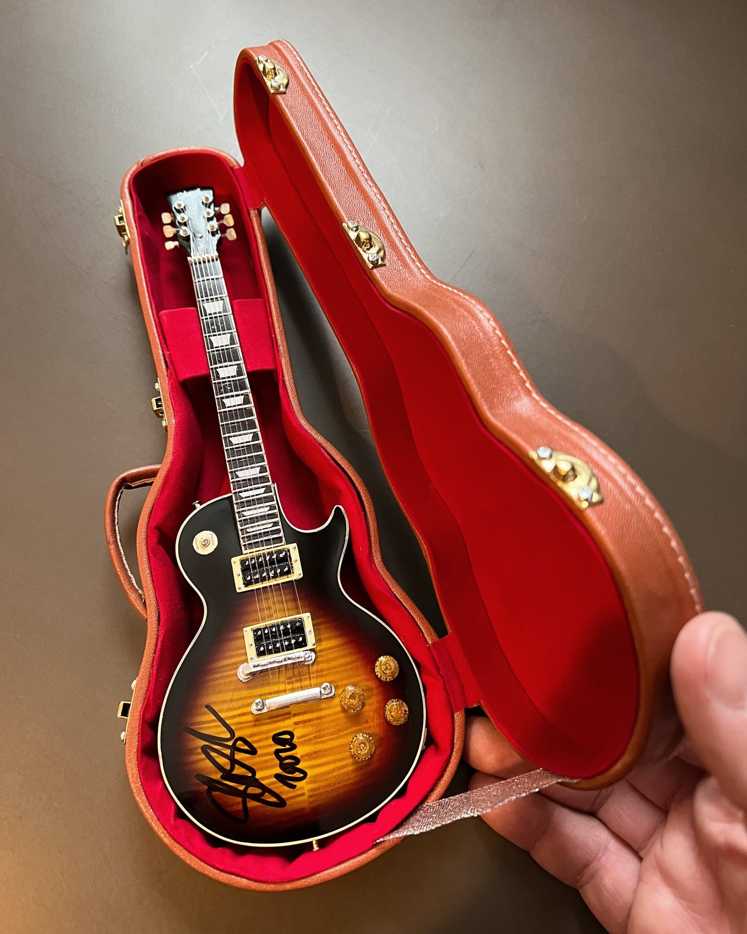 Miniature Gibson Les Paul Original Hardshell Case Brown - 1:4 Scale
