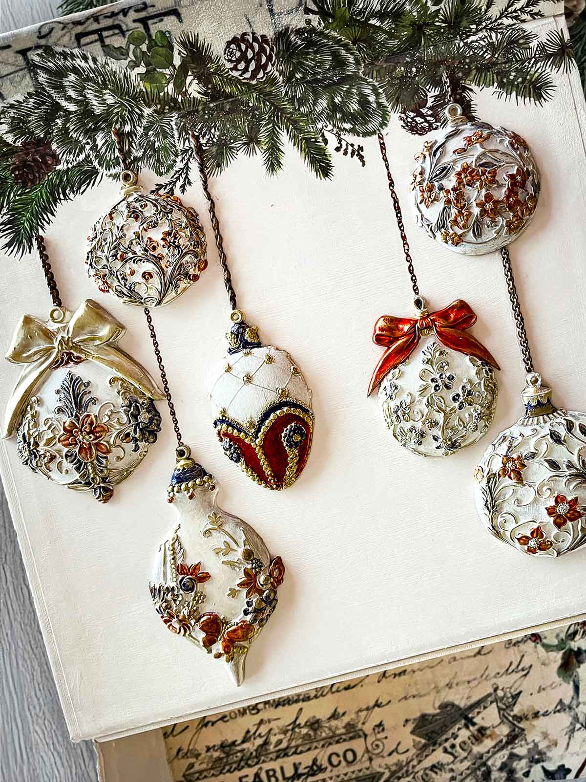 Decor Moulds® - Shimmering Holiday Ornaments - 1 pc, 5